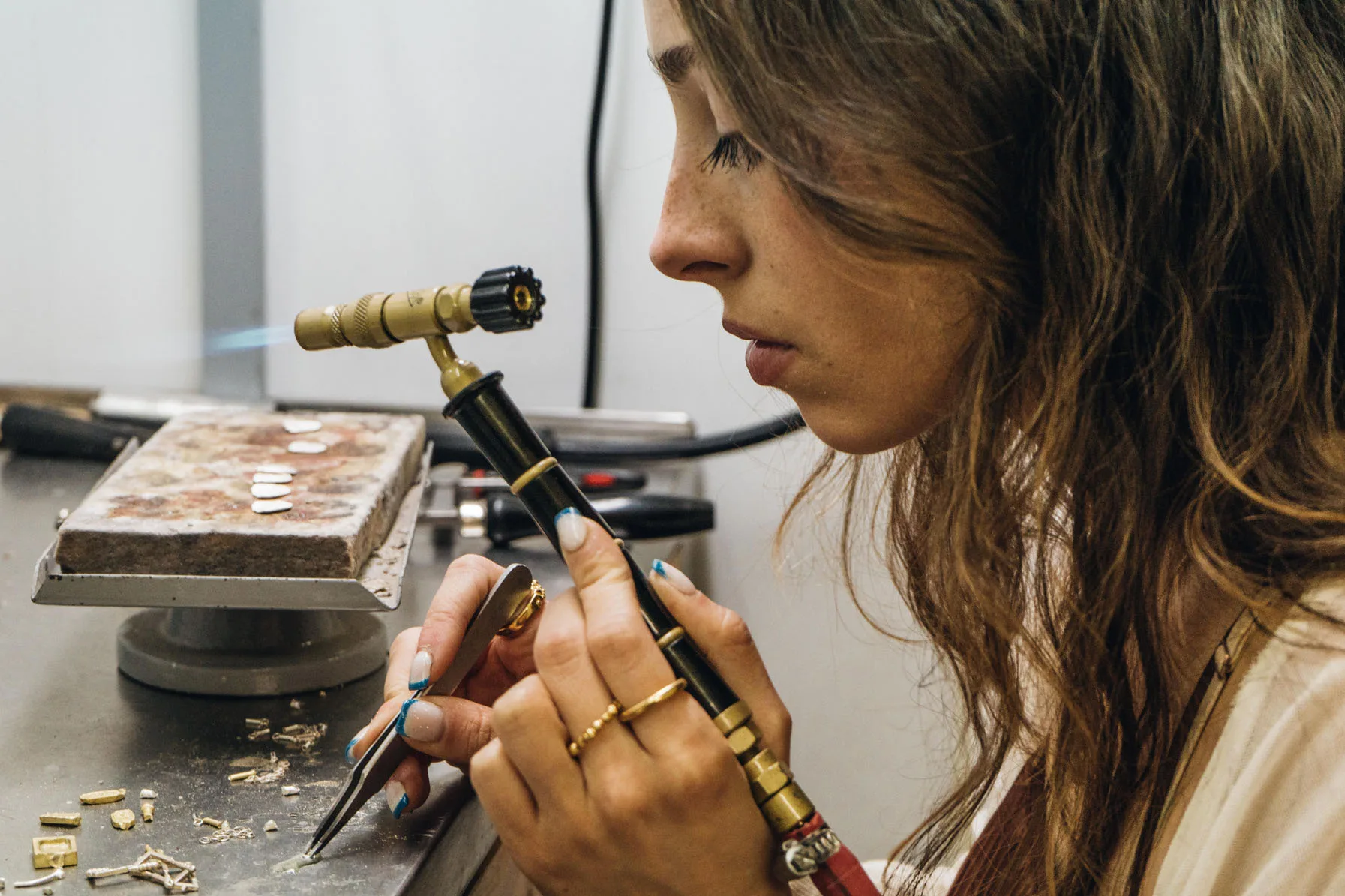 Sara no atelier, a criar cada peça à mão